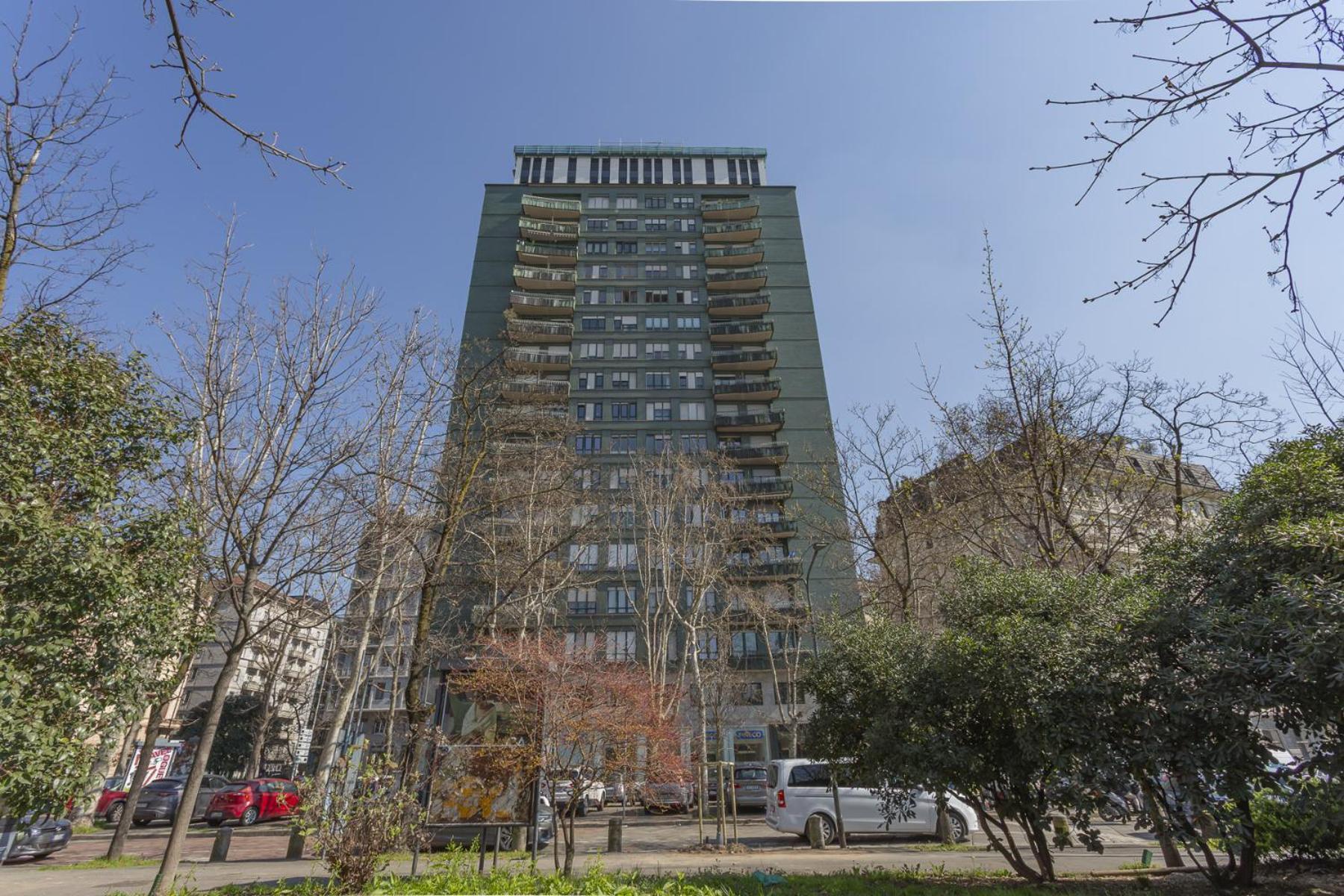 Skyline View Biancamano 1 Bdr With Balcony By Rentopolis Milán